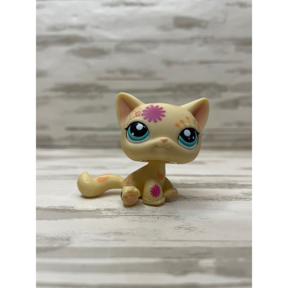 Littlest Pet Shop Other - Littlest Pet Shop #1231 Lps Post Card Yellow/ Purple Flowers Sitting Cat.